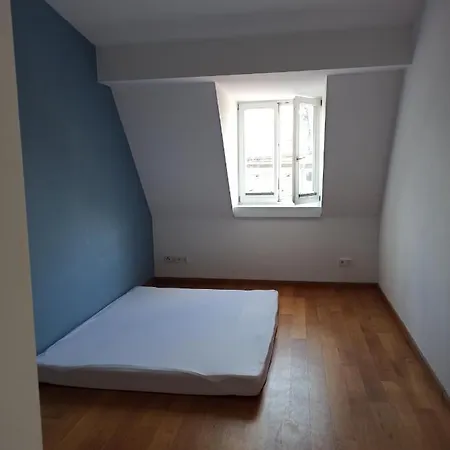Geraumige Dachgeschosswohnung Monachium